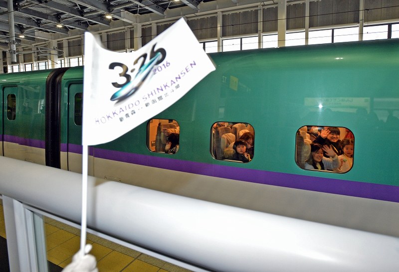 北海道新幹線：「見るの初めて」と笑顔…一般試乗会 [写真特集13/16