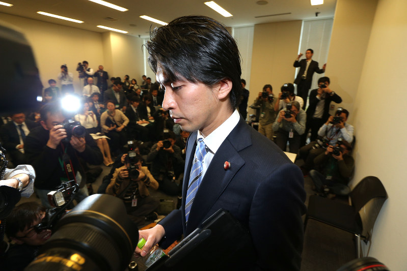 不倫報道に関しての記者会見を終え、会場を出る自民党の宮崎謙介衆院議員=東京都千代田区の衆院第2議員会館で2016年2月12日午前11時45分、後藤由耶撮影