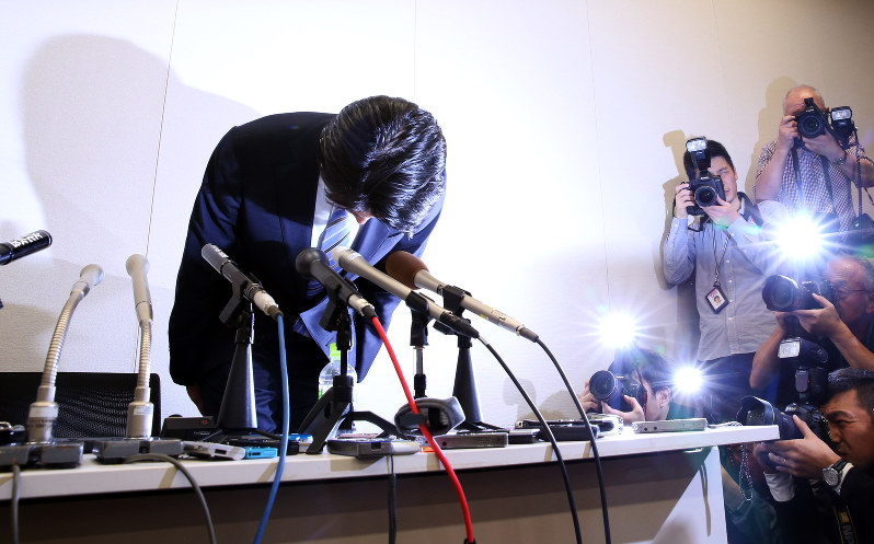 不倫疑惑報道を受け、記者会見で頭を下げる自民党の宮崎謙介衆院議員=衆院第2議員会館で2016年2月12日午前11時47分、小川昌宏撮影