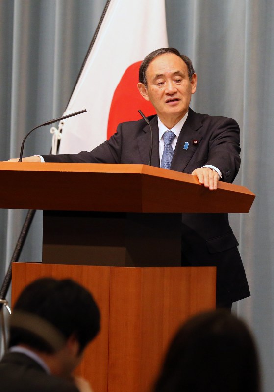 記者会見する菅官房長官=首相官邸で2016年2月12日、山本晋撮影