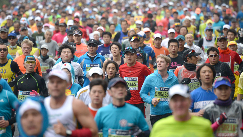 東京マラソンで走るランナーたち=東京都千代田区で2015年2月22日、丸山博撮影
