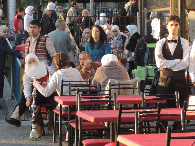 シリアの首都ダマスカスで、休日のひとときを家族らと過ごす住民ら=2015年11月20日、秋山信一撮影
