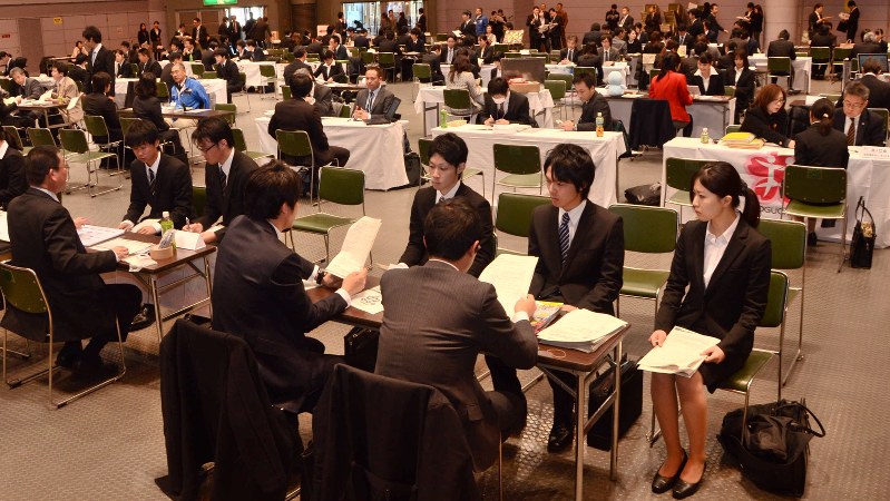 企業の担当者の話を聞く学生ら=岐阜市文化センターで2014年1月、梶原遊撮影