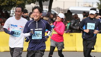 ５０歳から走り始めた筆者（左から２人目）＝２０１２年１月のハーフマラソンで