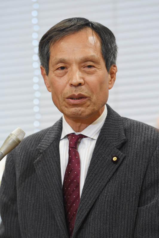 報道陣に対し、自身の発言について弁明する丸山和也参院議員=東京都千代田区で2016年2月18日午後4時51分、喜屋武真之介撮影