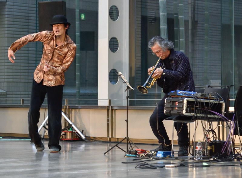 大学倶楽部 専修大 エレキトランペット ダンス キャンパスでプロが即興共演 毎日新聞