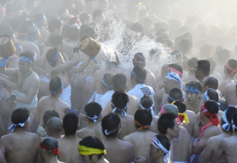 中２　裸 はだか祭 ：雨の中、男たちが激しいもみ合い…愛知・稲沢 [写真特集6/5] | 毎日新聞