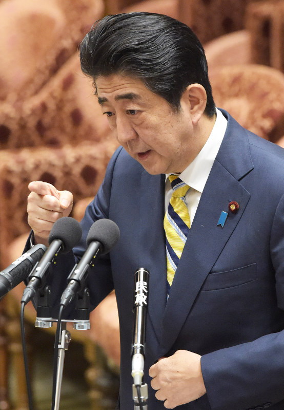 衆院予算委員会で質問に答える安倍晋三首相=国会内で2016年2月19日午後1時32分、藤井太郎撮影