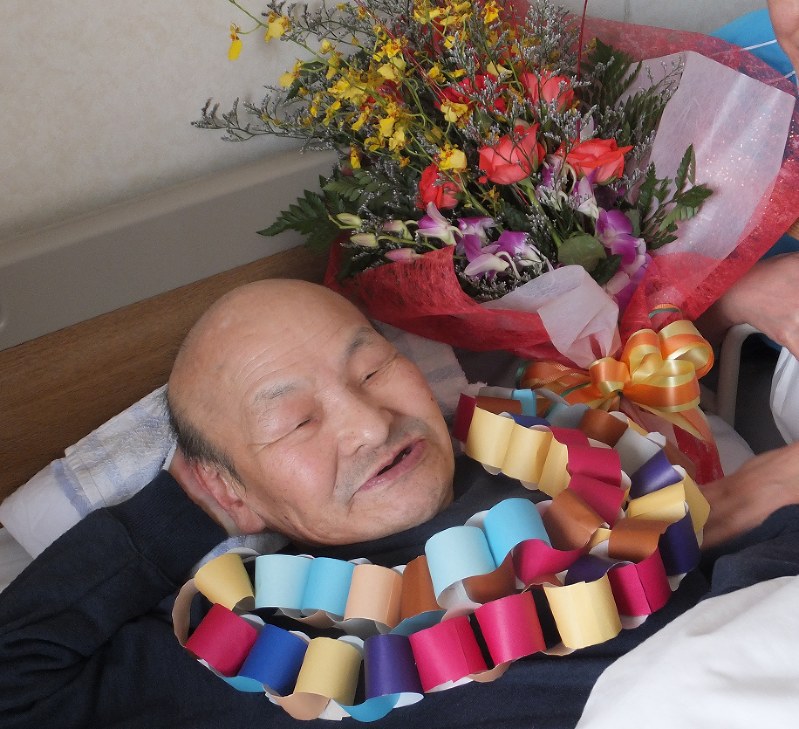 「太郎さん」と呼ばれた男性は、家族と職員に本当の誕生会を開いてもらい笑顔をみせた=大阪市内の介護施設で2014年4月30日、銭場裕司撮影