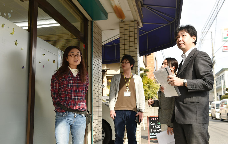 スタッフに質問しながら防災のチェックをする「障害者防災対策支援協会」の堀清和さん(右端)=大阪府高槻市で2016年2月12日、三浦博之撮影