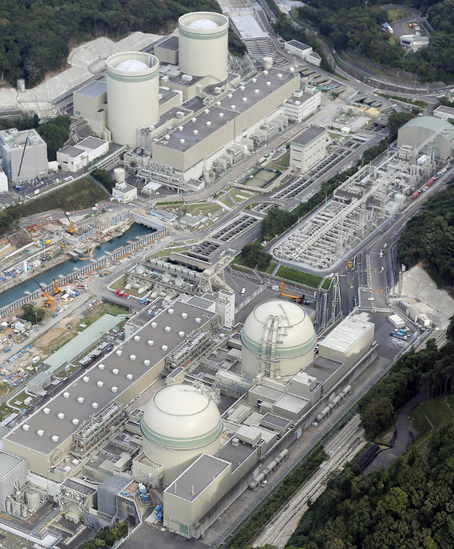 関西電力高浜原発。手前から4号機、3号機、2号機、1号機=福井県高浜町で2015年10月、本社ヘリから三村政司撮影