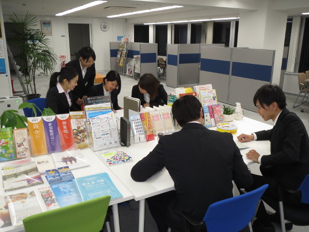 近畿大東京センターで、就職活動に向けて準備を進める学生=2014年12月18日撮影(近畿大提供)