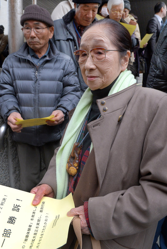 判決後、複雑な表情で長崎地裁を出る大町リキ子さん＝長崎市で２０１６年２月２２日午後２時２０分、和田大典撮影