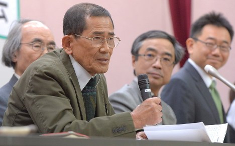 報告会で判決について話す原告団の山内団長（手前）＝長崎市で２０１６年２月２２日午後３時５６分、和田大典撮影