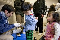 　飯舘村役場では子どもたちのスクリーニングと甲状腺の内部被ばく検査が行われた。放射線被ばく検査から３カ月以上が過ぎた７月、福島県では原発周辺の子ども約１０８０人のうち４５％が甲状腺に被ばくしていたことが明らかになった＝２０１１年３月３０日、福島県飯舘村（写真家・野田雅也）