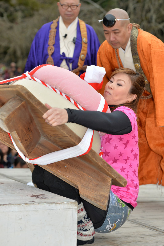 醍醐寺 巨大鏡餅持ち上げで力比べ 京都 毎日新聞