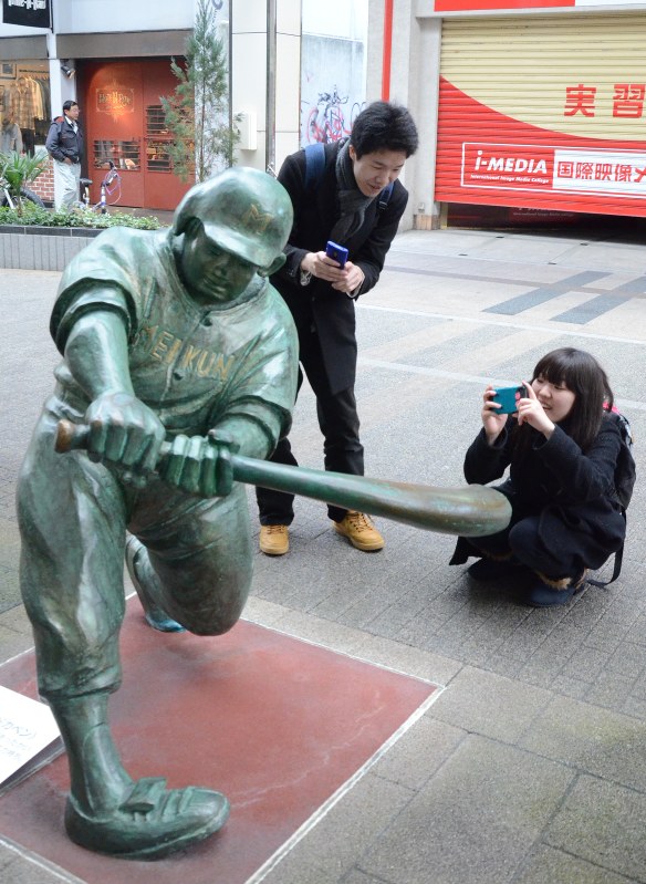 ドカベン像 撤去免れ 残留 水島さん側と合意 新潟 毎日新聞