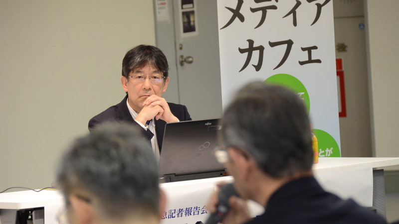 緊急報告会で質問に耳を傾ける「東芝 不正会計 底なしの闇」著者の今沢真・経済プレミア編集長=2016年2月22日