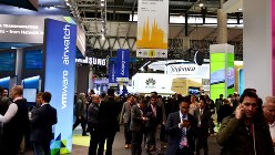 多くの関係者が訪れているモバイルワールドコングレスの会場＝スペイン・バルセロナで筆者撮影