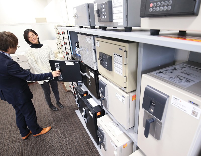 ショールームに並ぶ個人向けの金庫。小さなタイプは生産が間に合わない状態だ=東京都千代田区で2016年2月24日、梅村直承撮影