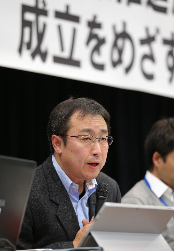 集会で報告する龍谷大の金尚均教授=東京都千代田区の参院議員会館で2016年2月25日午後5時52分、後藤由耶撮影