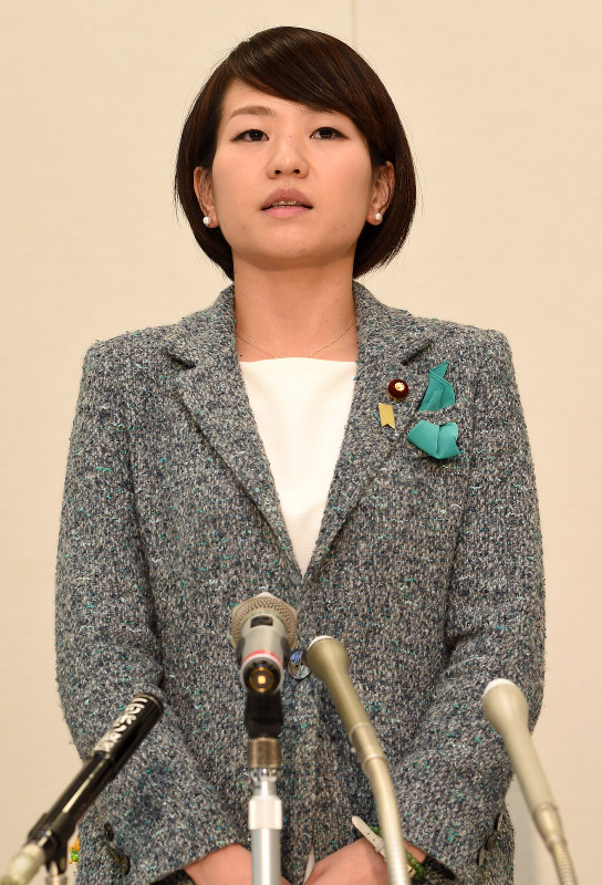 民主党からの離党を表明する鈴木貴子・衆院議員=東京・永田町で2016年2月26日午後1時2分、徳野仁子撮影