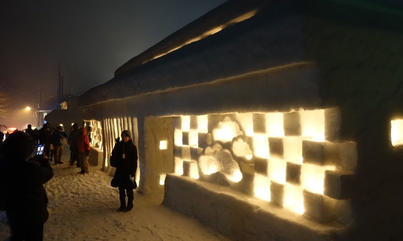 月山志津温泉 雪旅籠の灯り 宿場町の町並み 雪で再現 毎日新聞