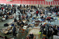 大勢の被災者が身を寄せた中学校。壁には卒業式用の紅白幕が掛けられていた＝岩手県陸前高田市の市立中学校で２０１１年３月１３日午前１０時３４分、小川昌宏撮影