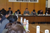 日本教職員組合の教研集会で意見交換する教員たち＝盛岡市で５日、高木香奈撮影