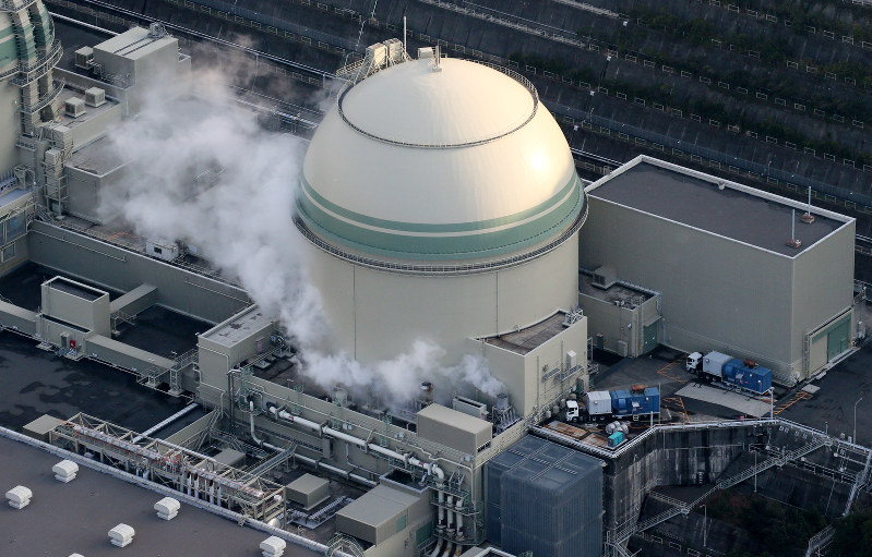 緊急停止した関西電力高浜原発4号機=福井県高浜町で2016年2月29日午後4時37分、本社ヘリから貝塚太一撮影