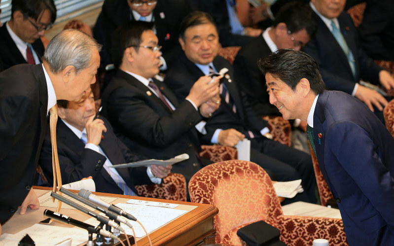 参院予算委の岸宏一委員長(左)とあいさつを交わす安倍晋三首相=国会内で2016年3月2日午前、梅村直承撮影