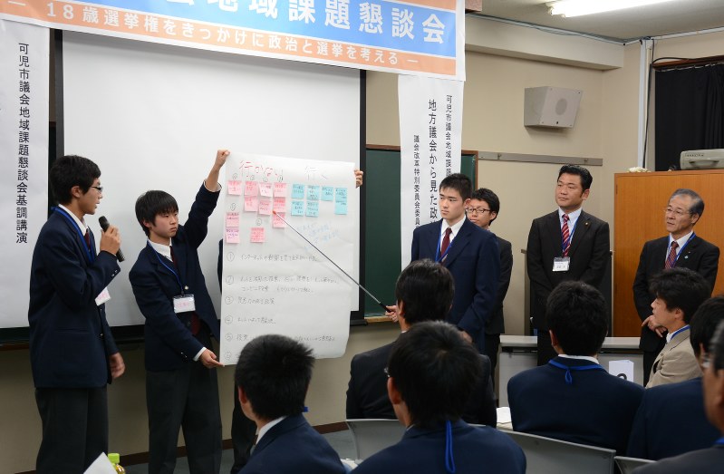 可児市議会が開いた出前講座で意見発表する可児高の生徒たち=市議会提供