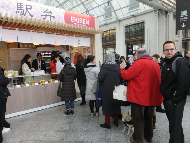 リヨン駅構内にできた売店で駅弁を購入するフランス人客ら=パリ市内で2016年3月1日、野村房代撮影