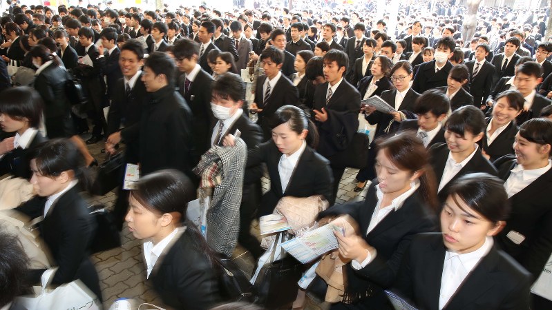 就職活動が本格スタートし、合同企業説明会の会場に入る学生ら=2016年3月1日、宮武祐希撮影