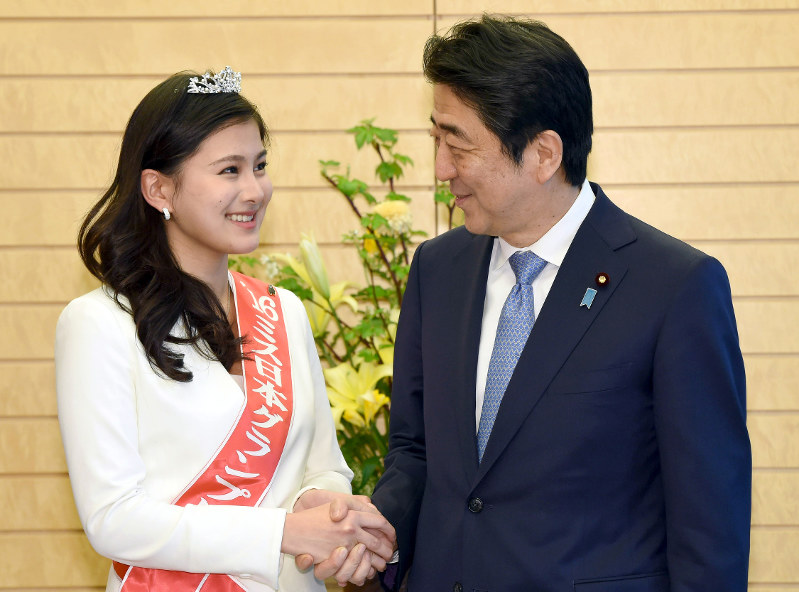 安倍晋三首相(右)を表敬訪問し、握手を交わして笑顔を見せるミス日本グランプリの松野未佳さん=首相官邸で2016年3月4日午後4時2分、竹内紀臣撮影