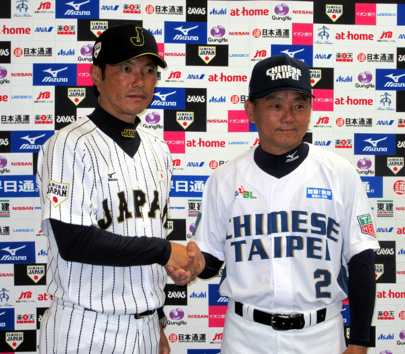 握手を交わす小久保裕紀監督(左)と洪一中監督=名古屋市のナゴヤドームで2016年3月4日午後5時59分、岸本悠撮影