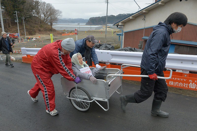 岩手で津波避難訓練と黙とう：高齢者らの高台移動重点 [写真特集1/6