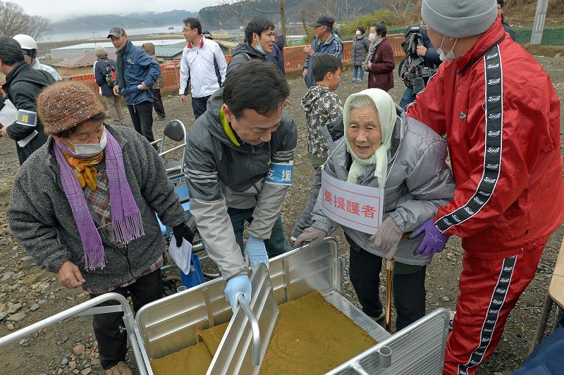 岩手で津波避難訓練と黙とう：高齢者らの高台移動重点 [写真特集1/6