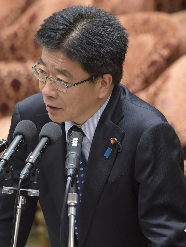衆院予算委で答弁する加藤勝信1億総活躍担当相=国会内で2016年2月22日、藤井太郎撮影