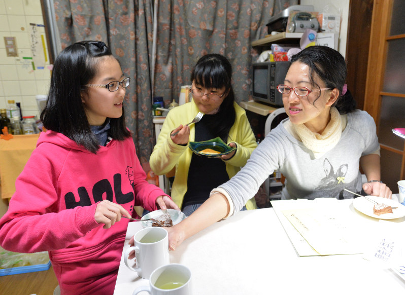 避難先の住宅で言葉を交わす福島敦子さん(右)と亜美さん(中央)、嵯都さん母子=京都府木津川市で、加古信志撮影