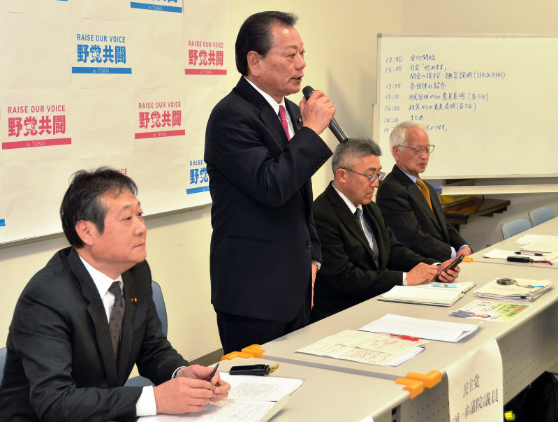 「SEALDs TOKAI」の呼びかけで集まった(左から)維新、民主、共産、社民4党の三重県代表者=津市内で2016年3月5日午後2時29分、永野航太撮影