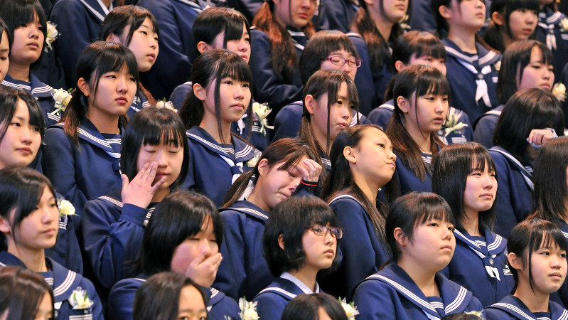 涙ぐみながら最後の合唱を披露する卒業生=北九州市の沼中学校で2014年3月13日、徳野仁子撮影