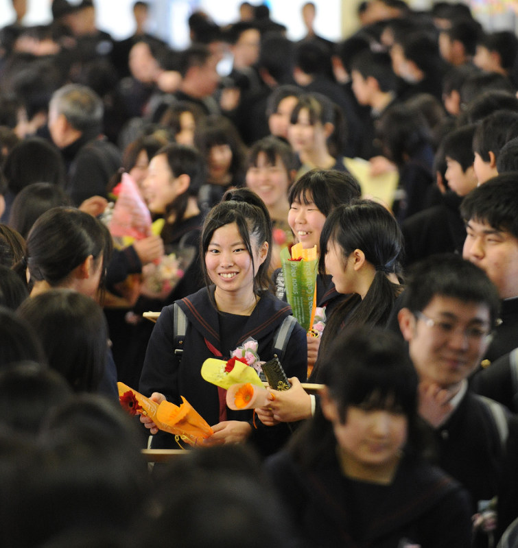 卒業式後、在校生から見送られる卒業生たち=宮城県南三陸町の町立志津川中学校で2012年3月10日、丸山博撮影