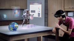 マイクロソフトが公開している"ホロレンズ"のデモ映像。実景にＣＧが重なっているのがポイント