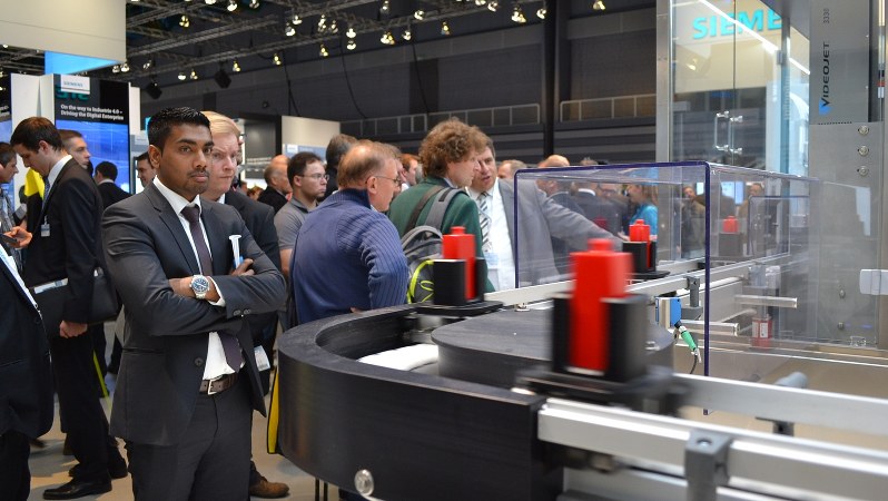 高速で流れるボトルを瞬時に見分け、異なる加工を施す生産ライン=ニュルンベルクの産業展会場で2015年11月25日、坂井隆之撮影