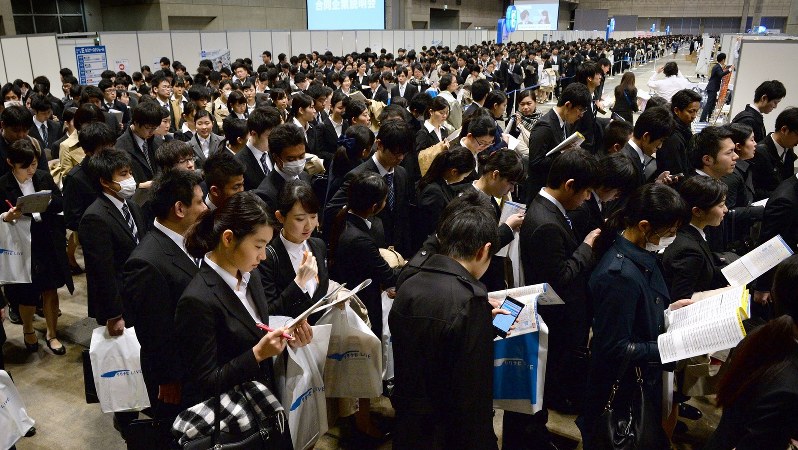 合同企業説明会の開始を待つ学生たち=千葉市美浜区の幕張メッセで2016年3月1日