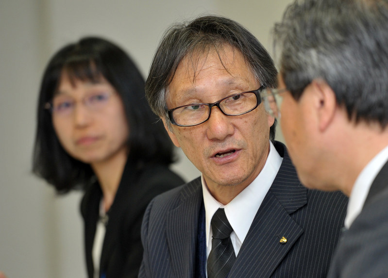 記者会見で説明する広島県府中町教委の高杉良知教育長(中央)=広島県府中町で2016年3月8日、山田尚弘撮影
