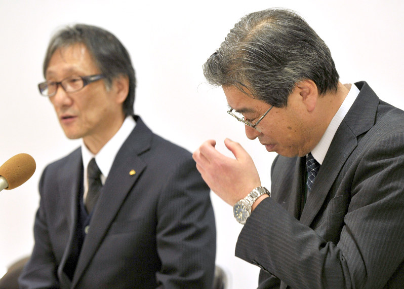 記者会見で説明する府中町立府中緑ケ丘中学校の坂元弘校長(右)と同町教委の高杉良知教育長=広島県府中町で2016年3月8日
