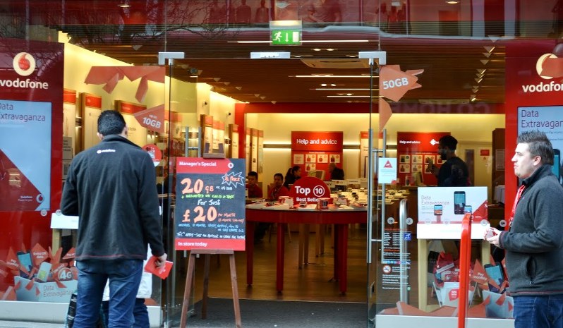 ロンドン市内のケータイショップ=写真はいずれも筆者撮影