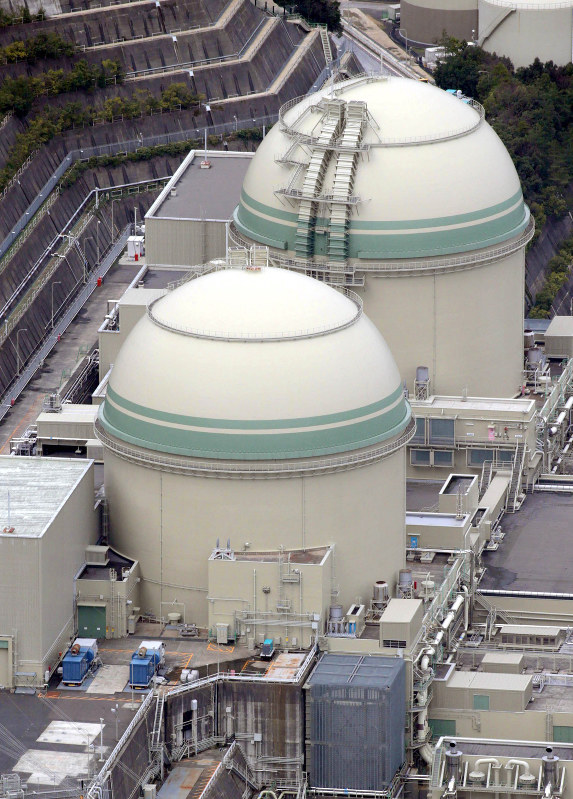 停止作業が進められる関西電力高浜原発3号機(手前)。奥は4号機=福井県高浜町で2016年3月10日午前10時24分、本社ヘリから幾島健太郎撮影
